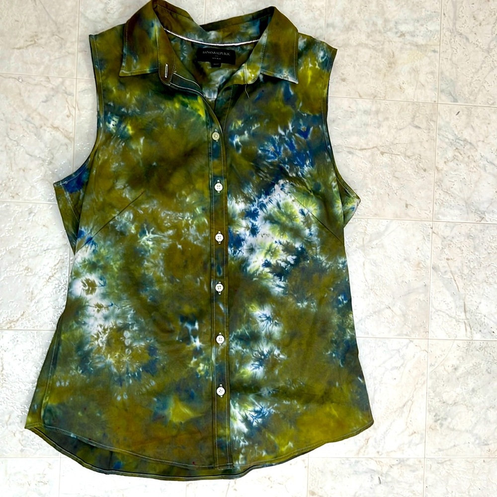 Banana republic, non-iron size 12, green tie-dye, sleeveless button up shirt